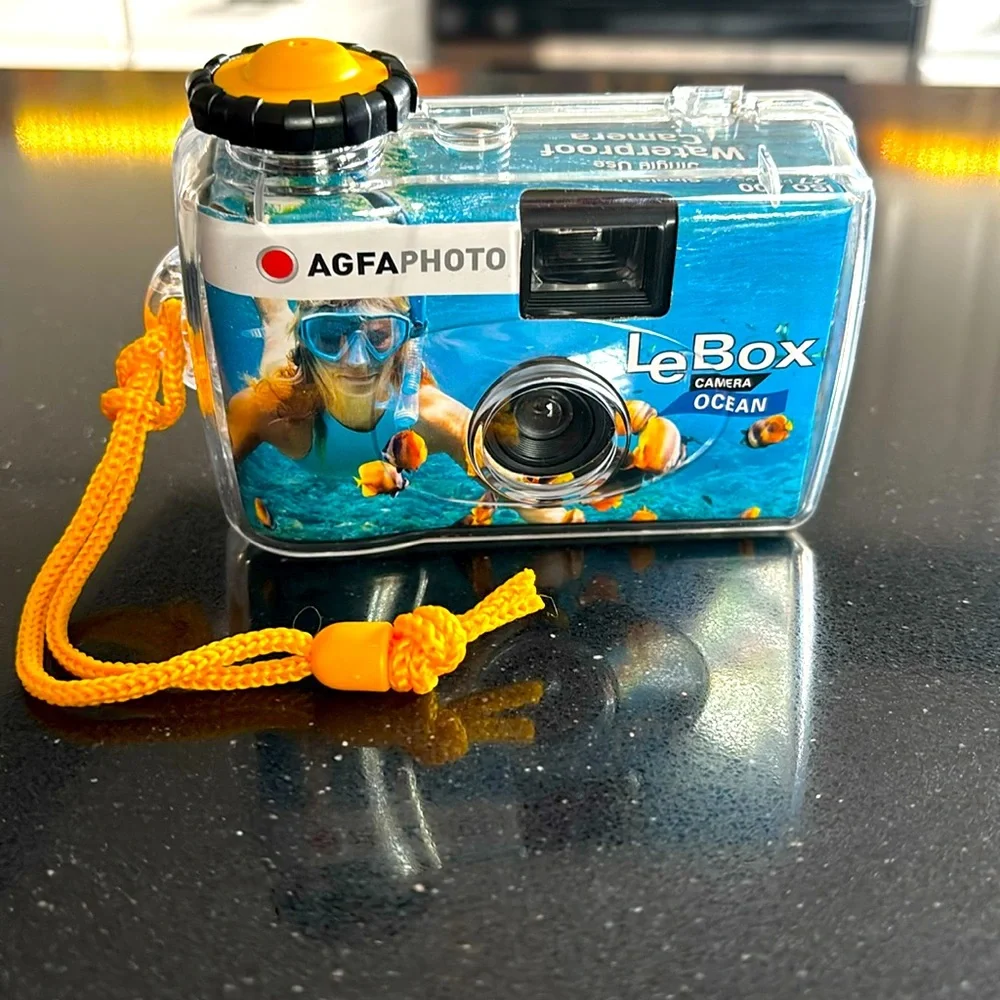 Point and shoot one use underwater camera